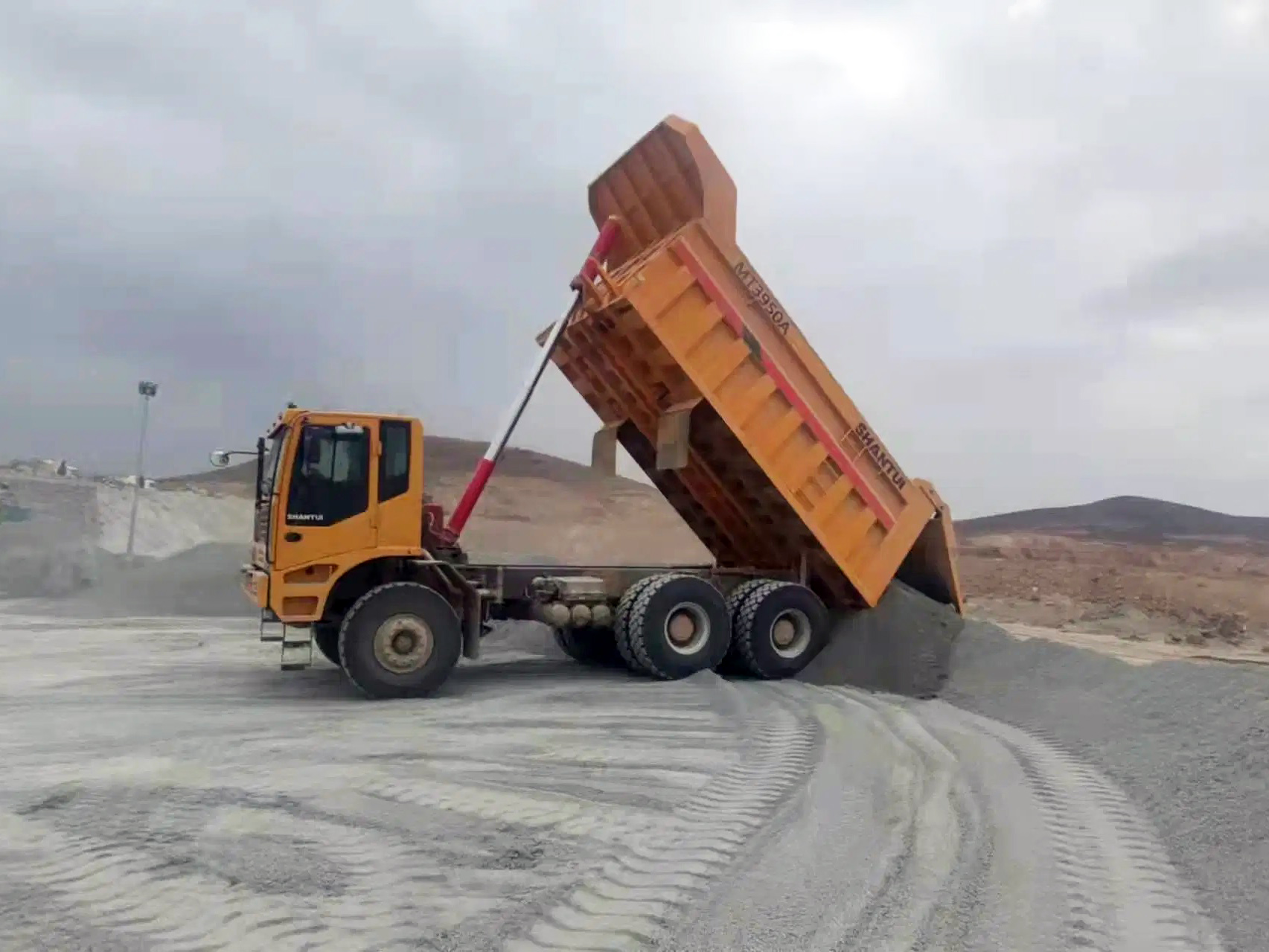 Sử dụng xe mỏ Weichai Tank trong công trình xây dựng đường cao tốc